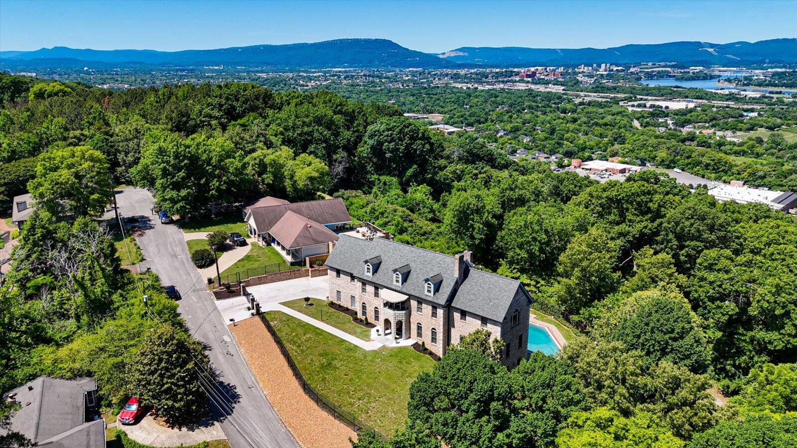 551 N Crest Court