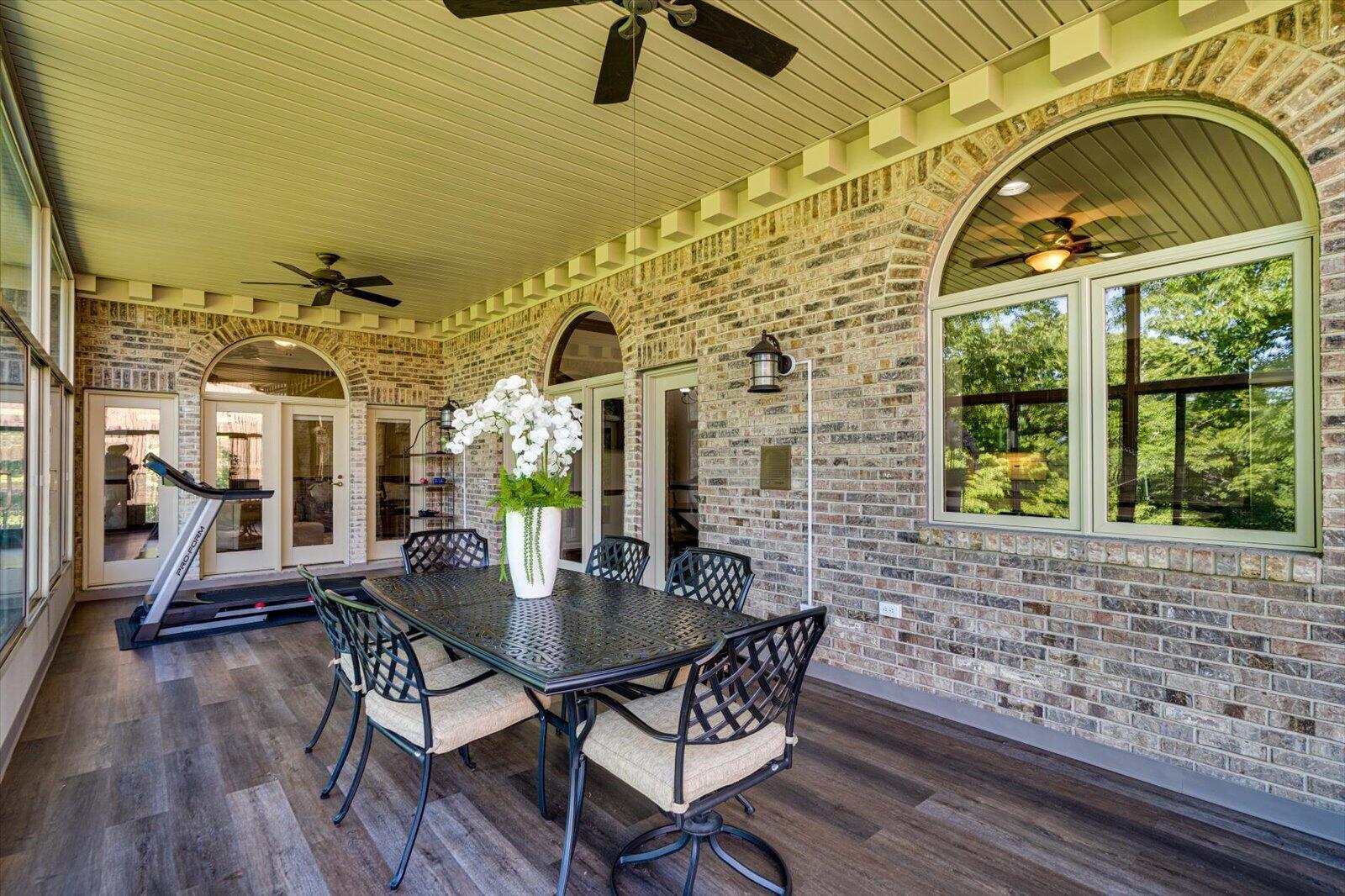 551 N Crest Court