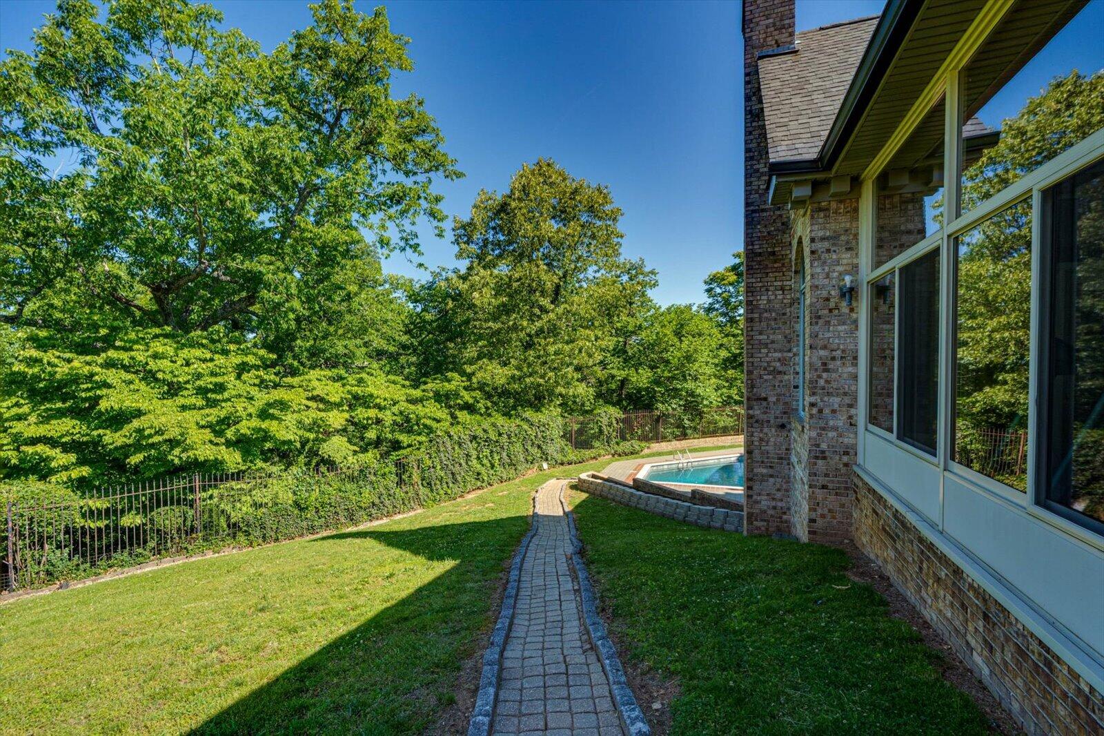 551 N Crest Court