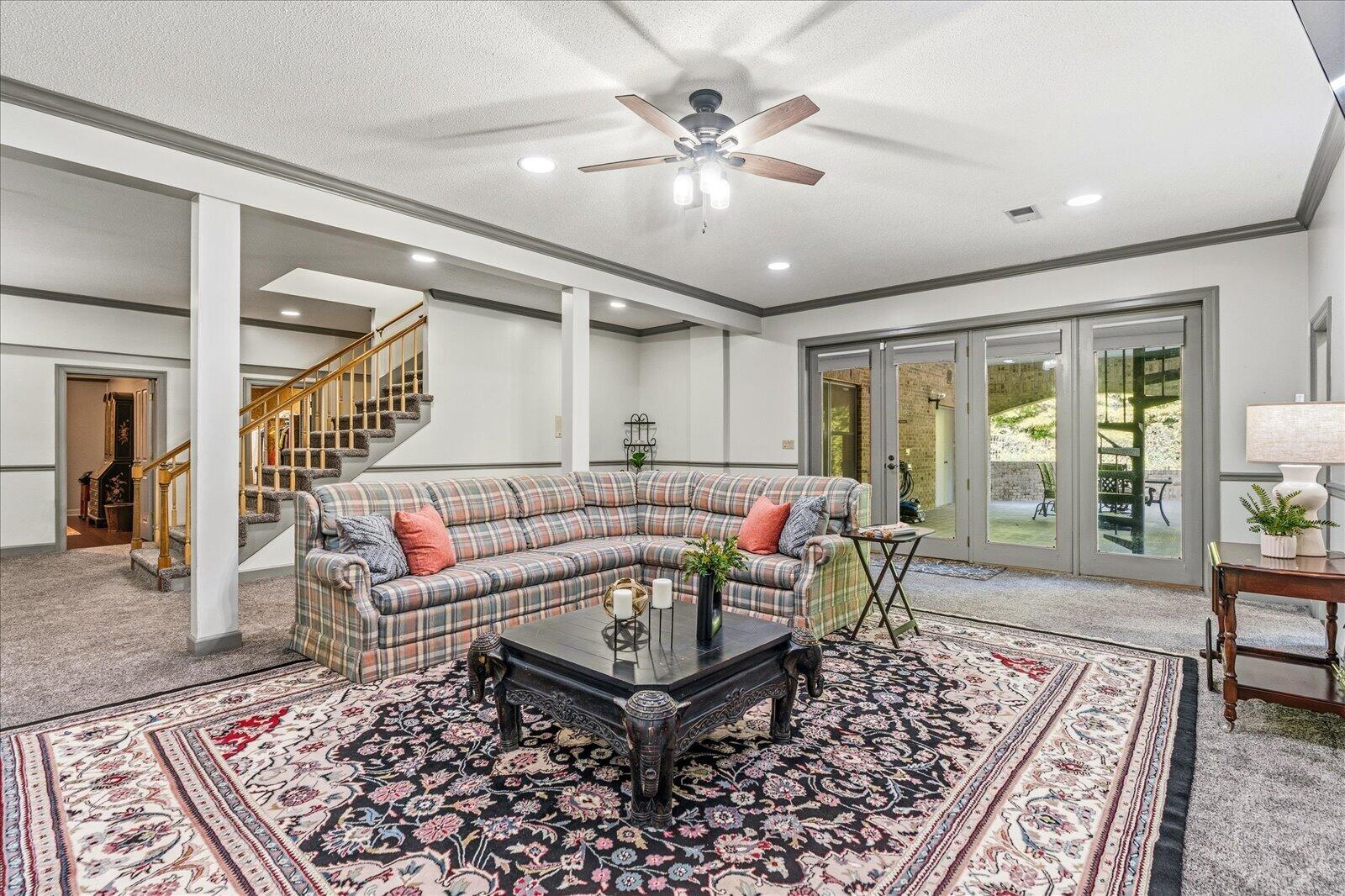 551 N Crest Court