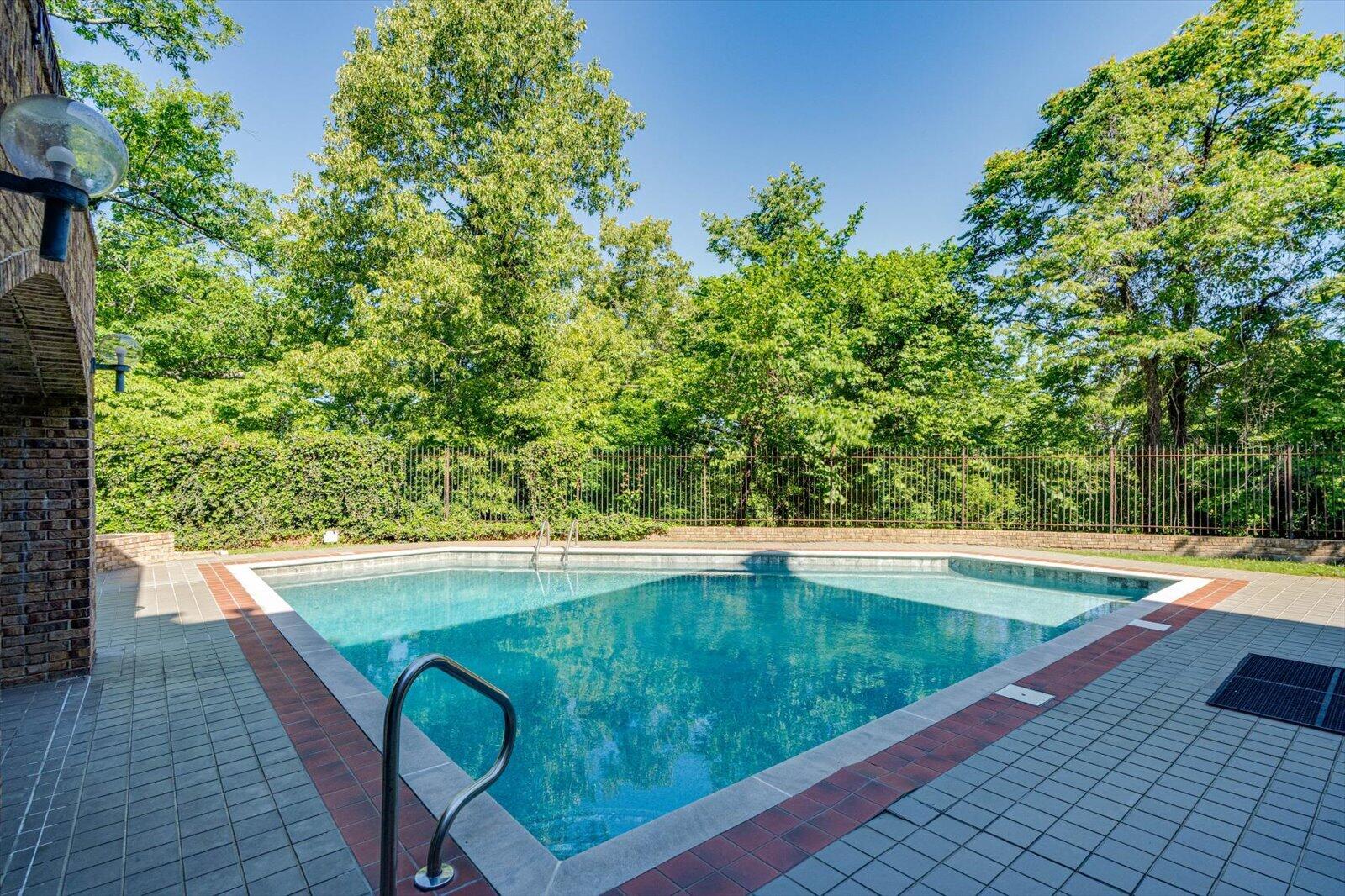 551 N Crest Court