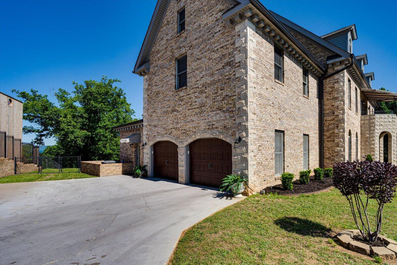 551 N Crest Court