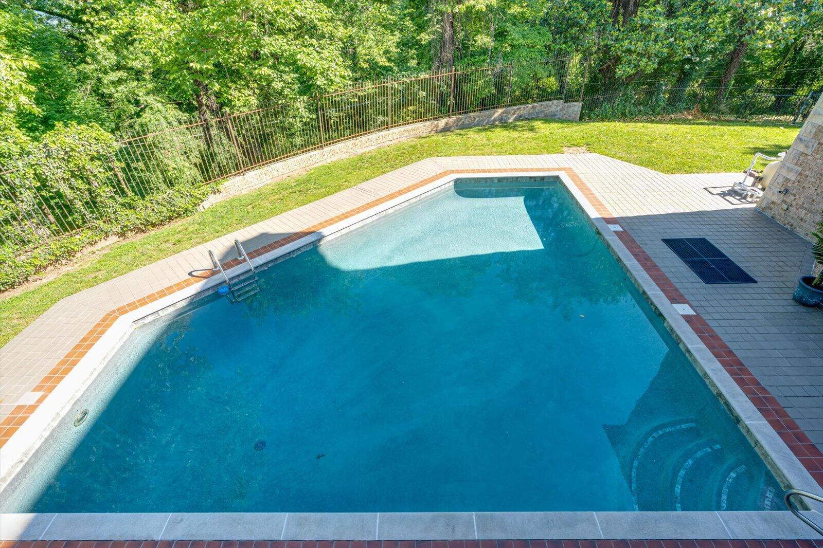 551 N Crest Court