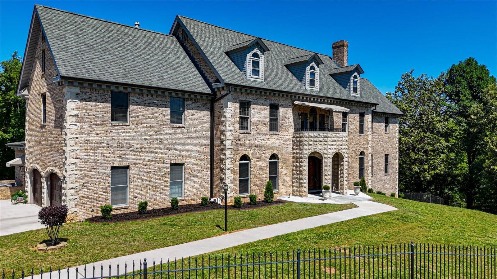 551 N Crest Court