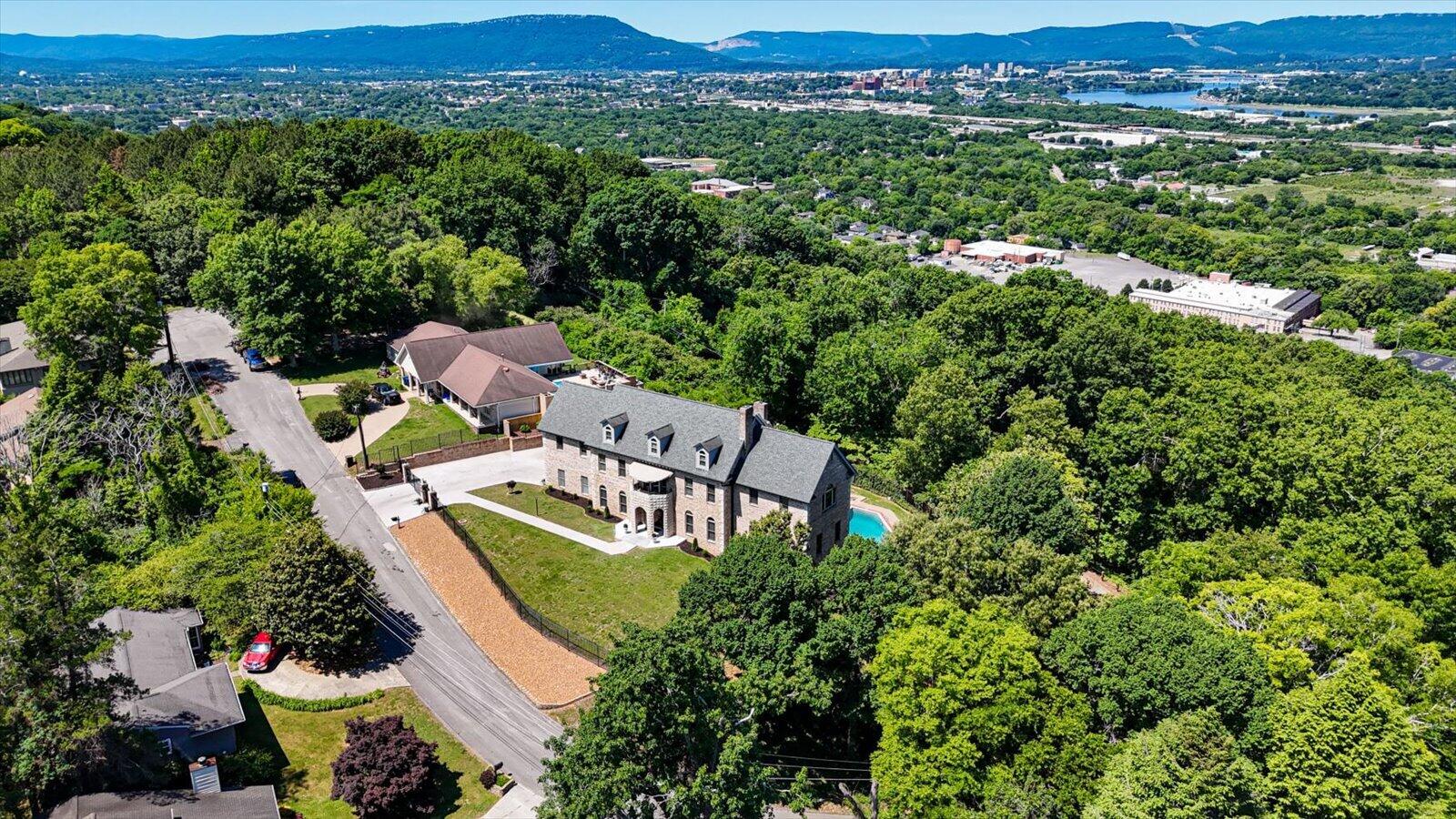 551 N Crest Court