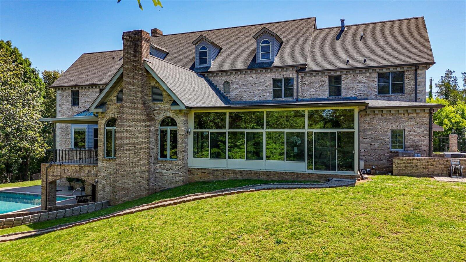 551 N Crest Court