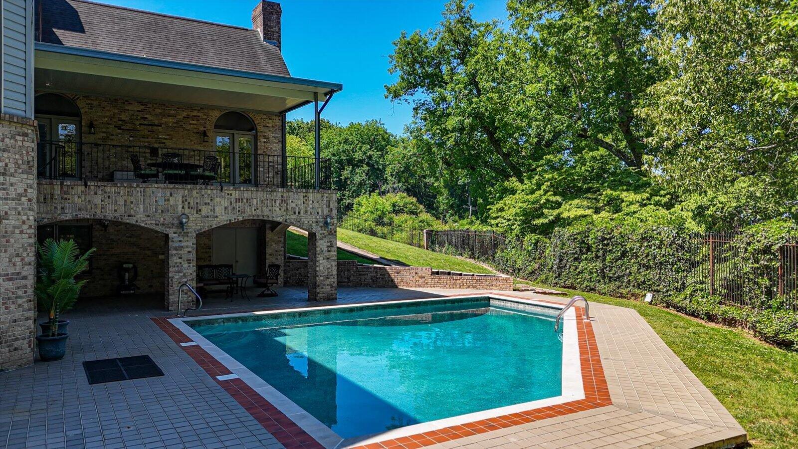 551 N Crest Court
