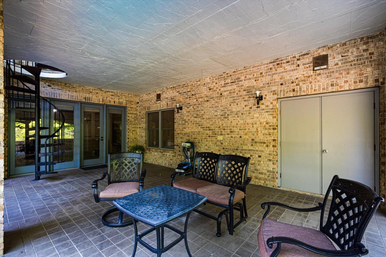 551 N Crest Court