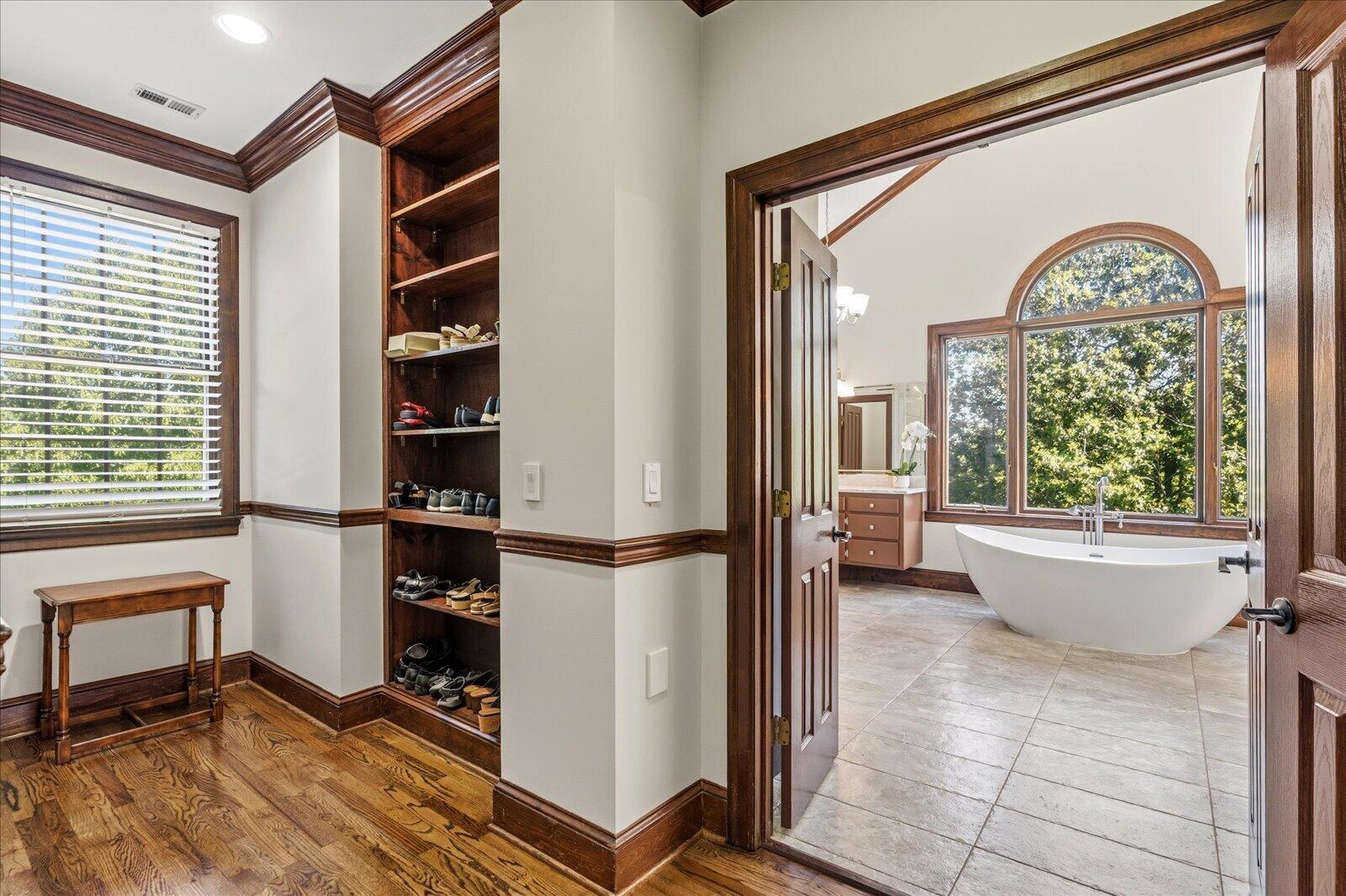551 N Crest Court