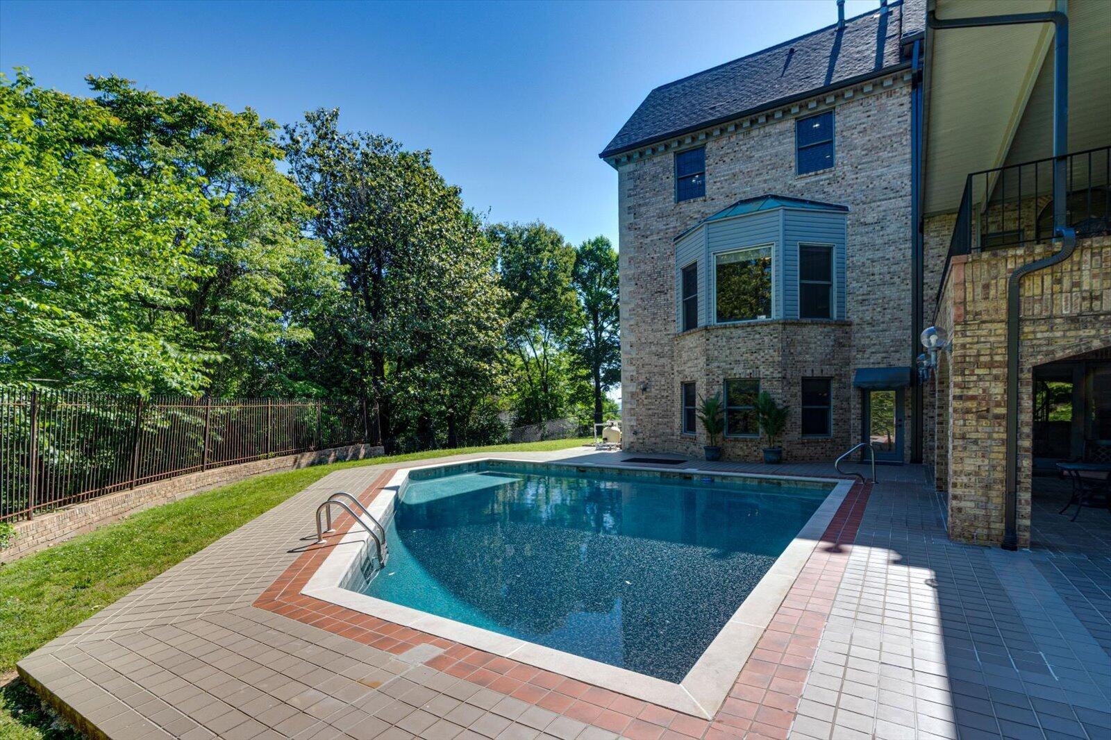 551 N Crest Court