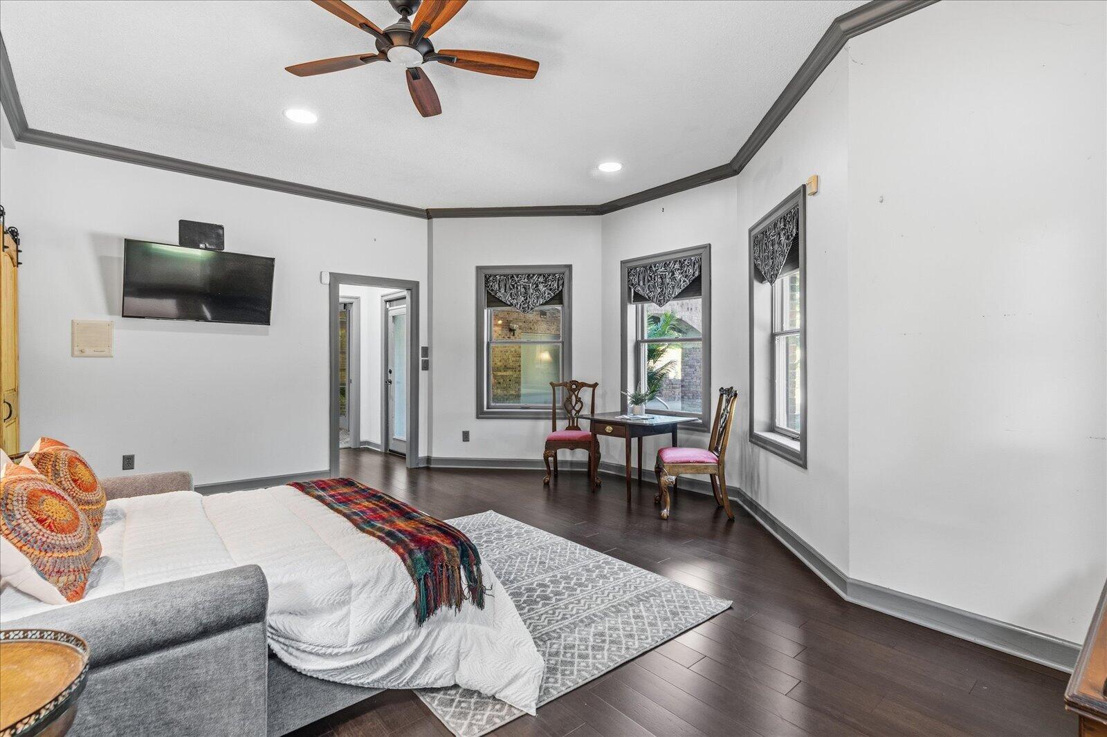551 N Crest Court
