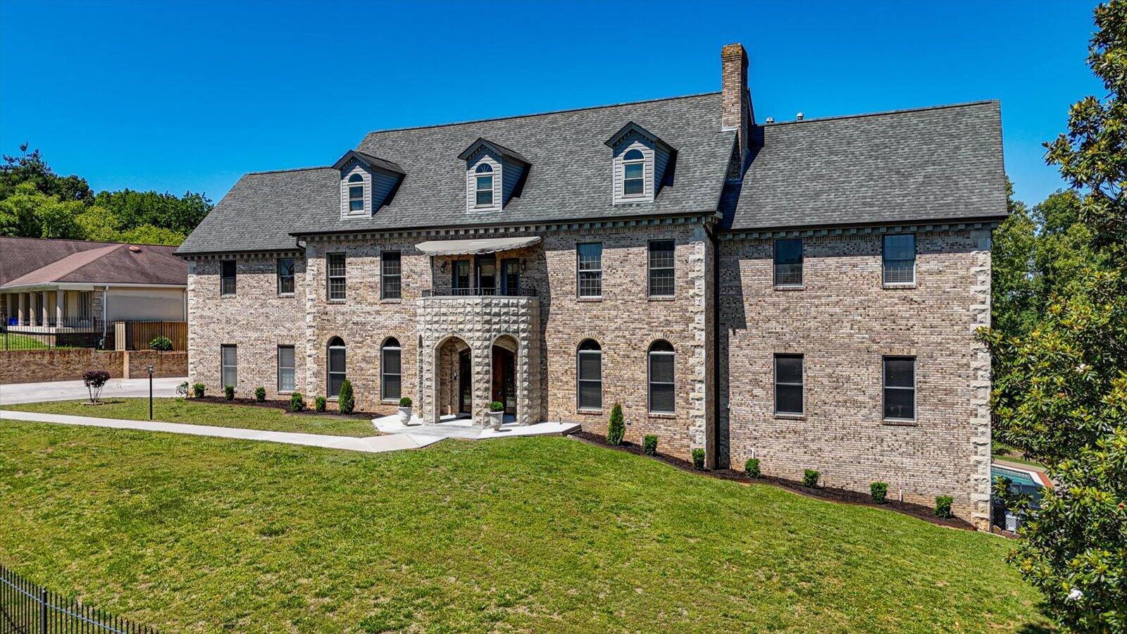551 N Crest Court