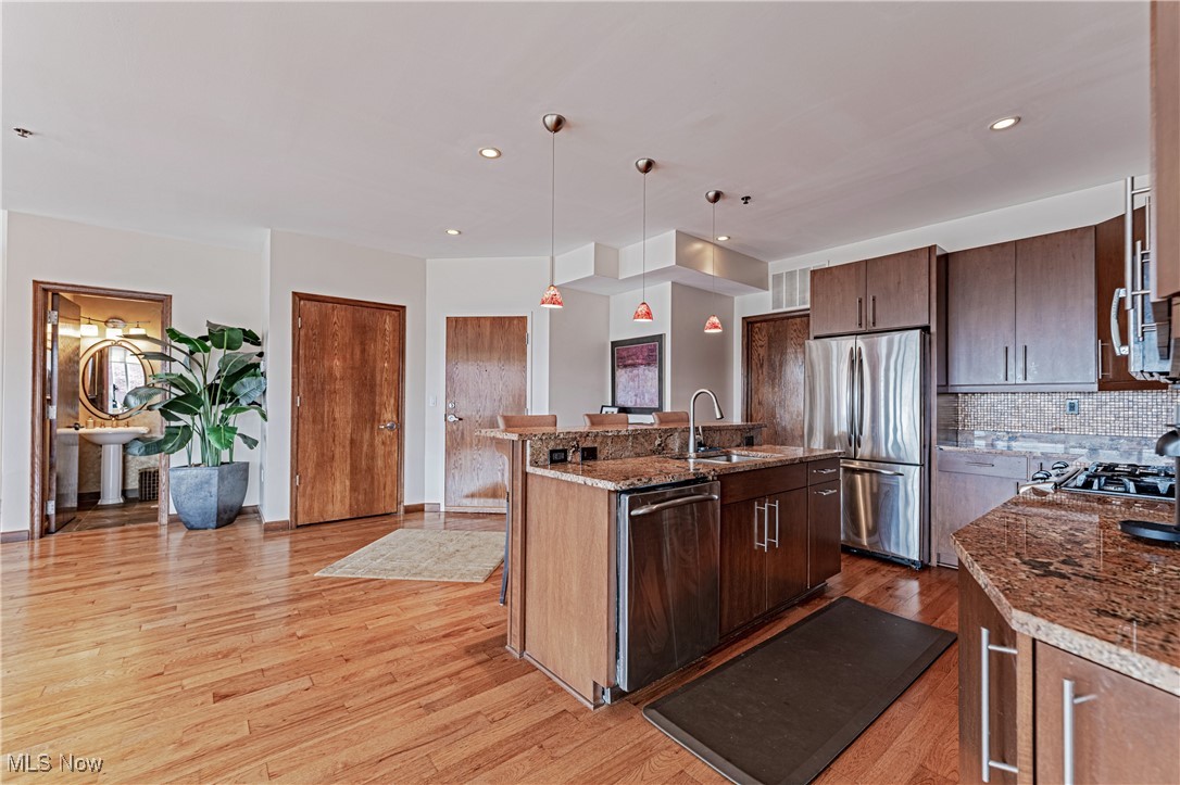 701 W Lakeside Avenue 606