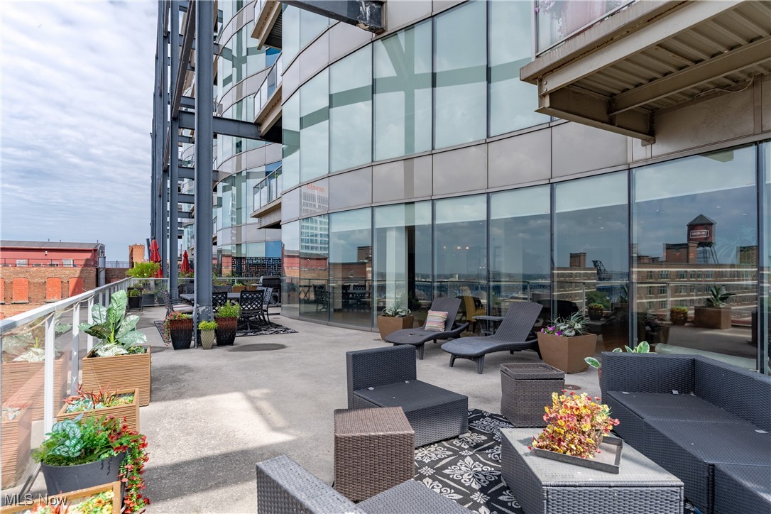 701 W Lakeside Avenue 606