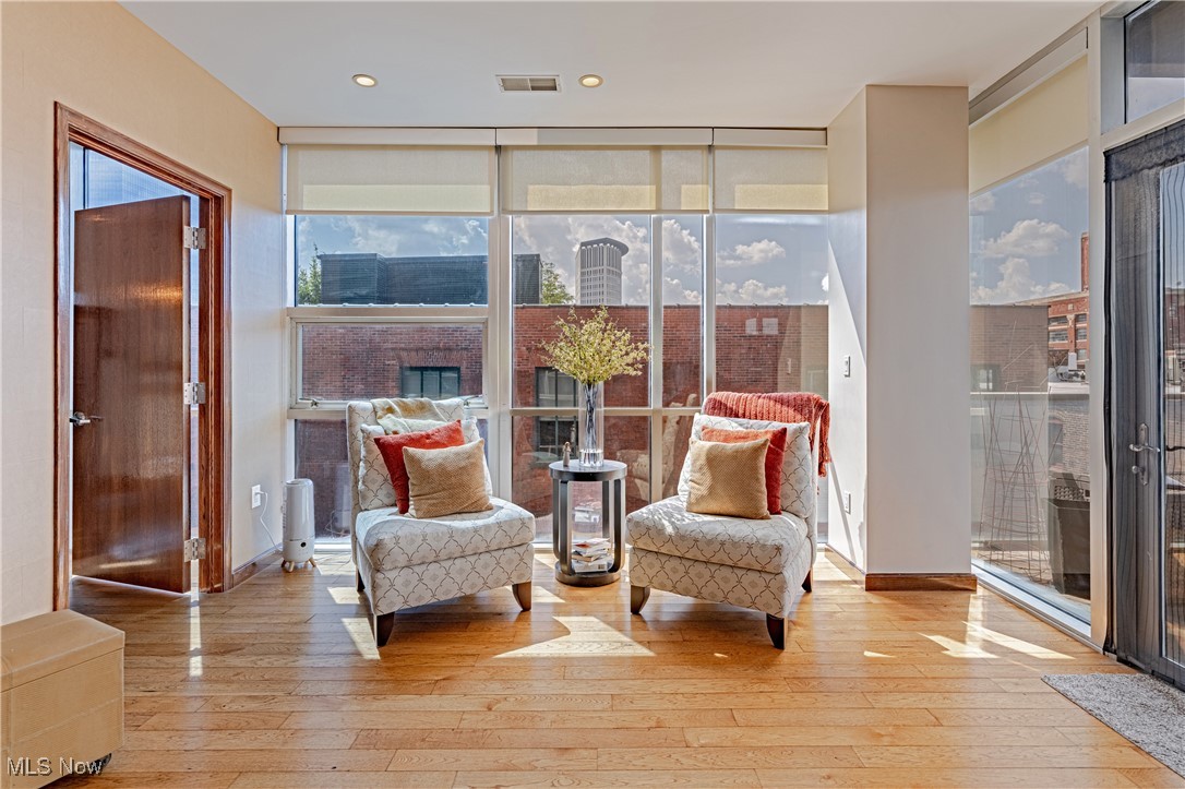 701 W Lakeside Avenue 606