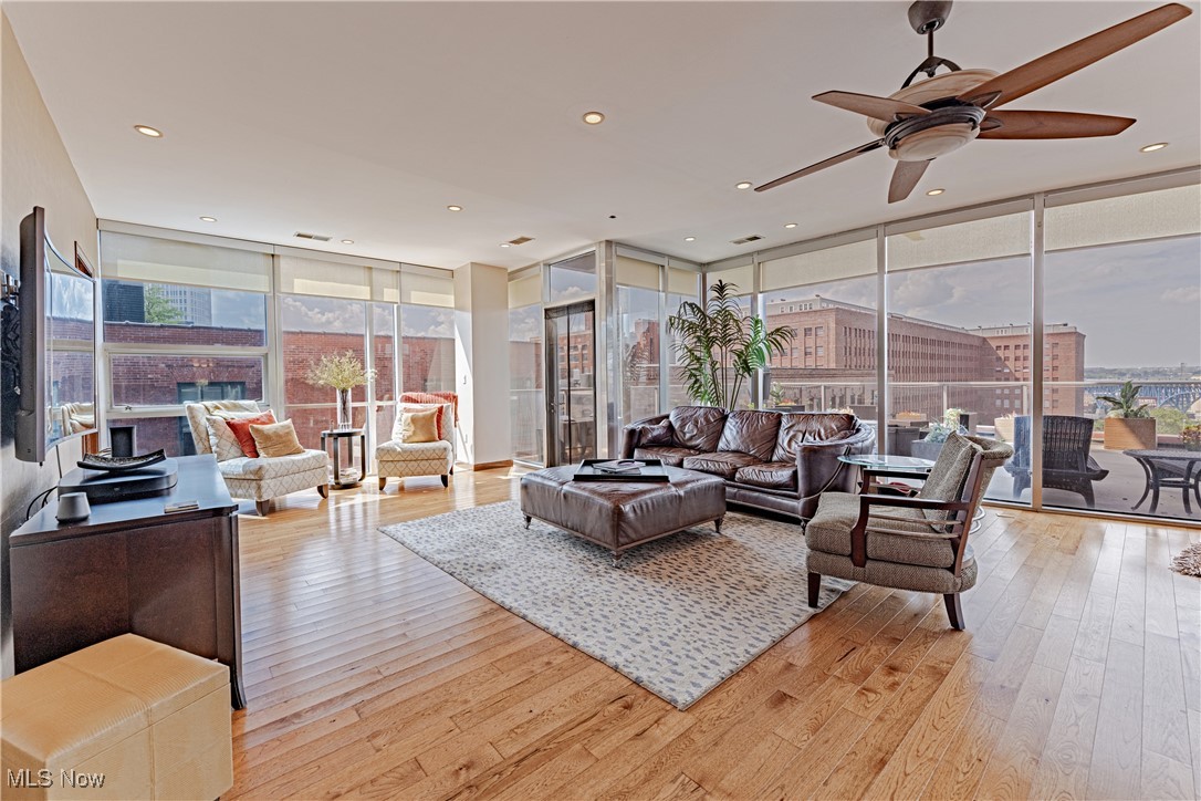 701 W Lakeside Avenue 606