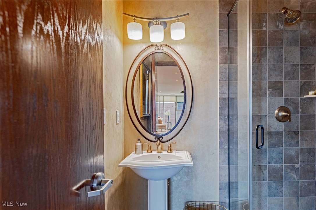 701 W Lakeside Avenue 606