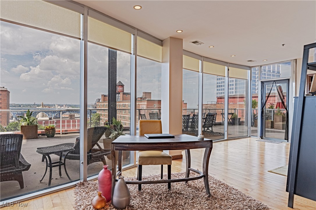 701 W Lakeside Avenue 606