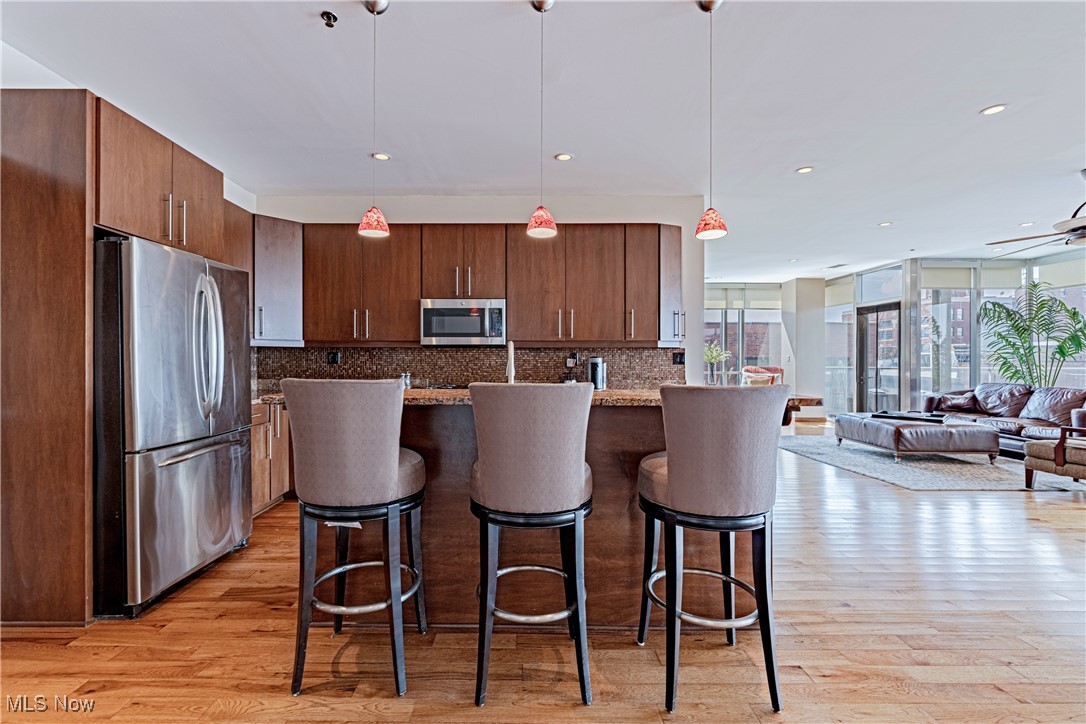 701 W Lakeside Avenue 606