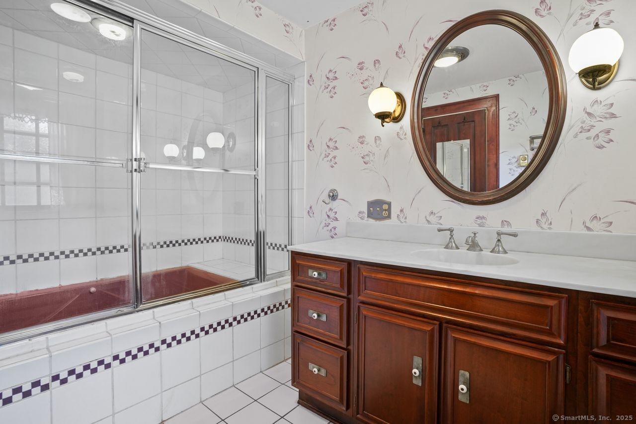 2078 Huntington Turnpike