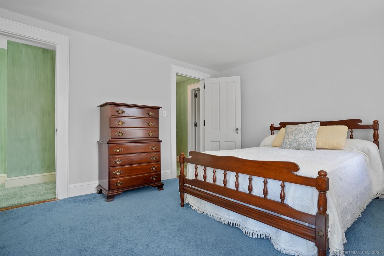 2078 Huntington Turnpike