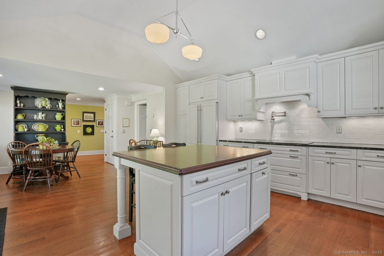 2078 Huntington Turnpike