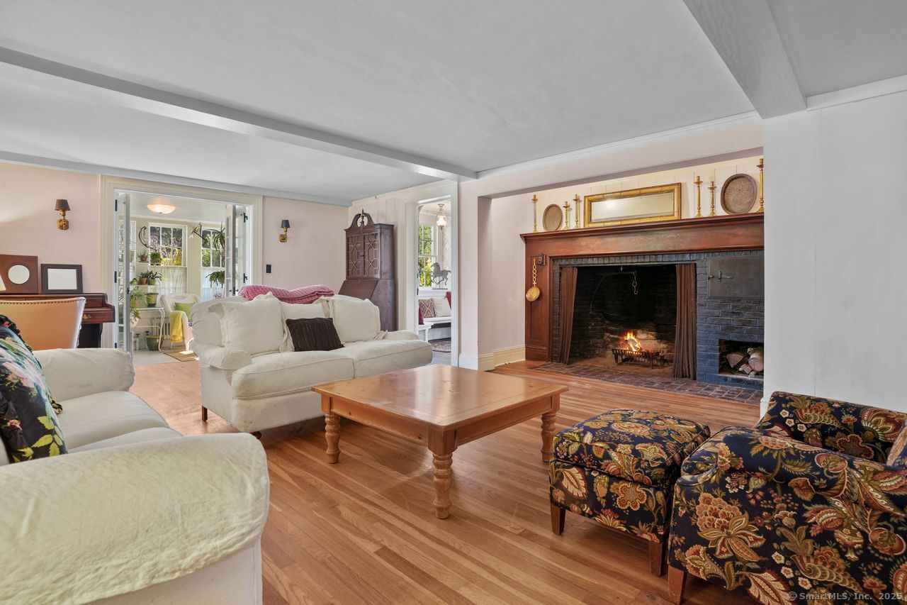 2078 Huntington Turnpike