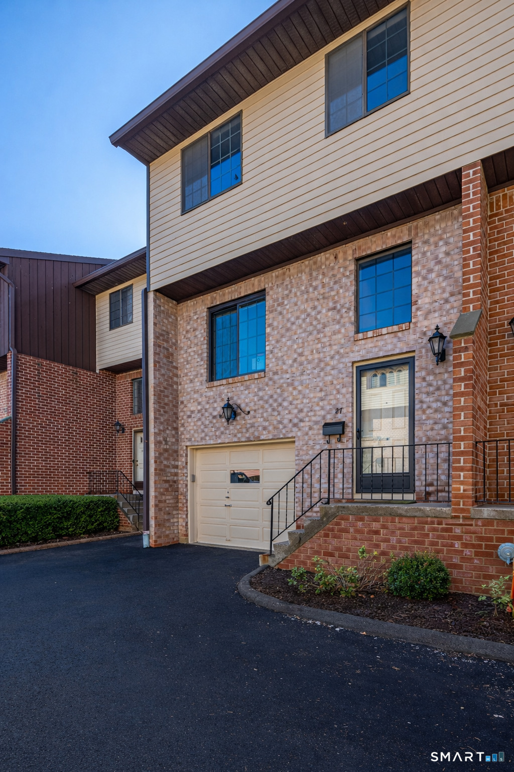 237 Strawberry Hill Avenue APT 27