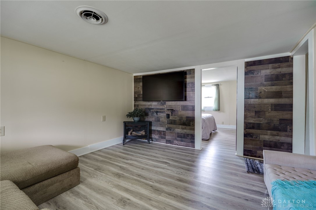 315 E JAMESTOWN Street