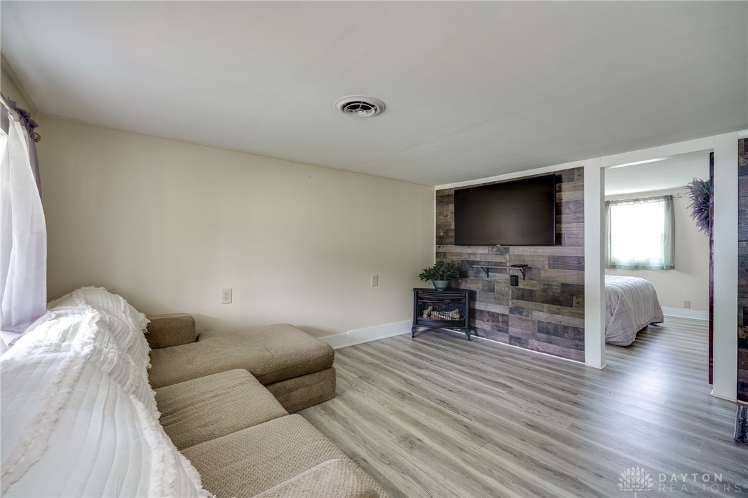 315 E JAMESTOWN Street