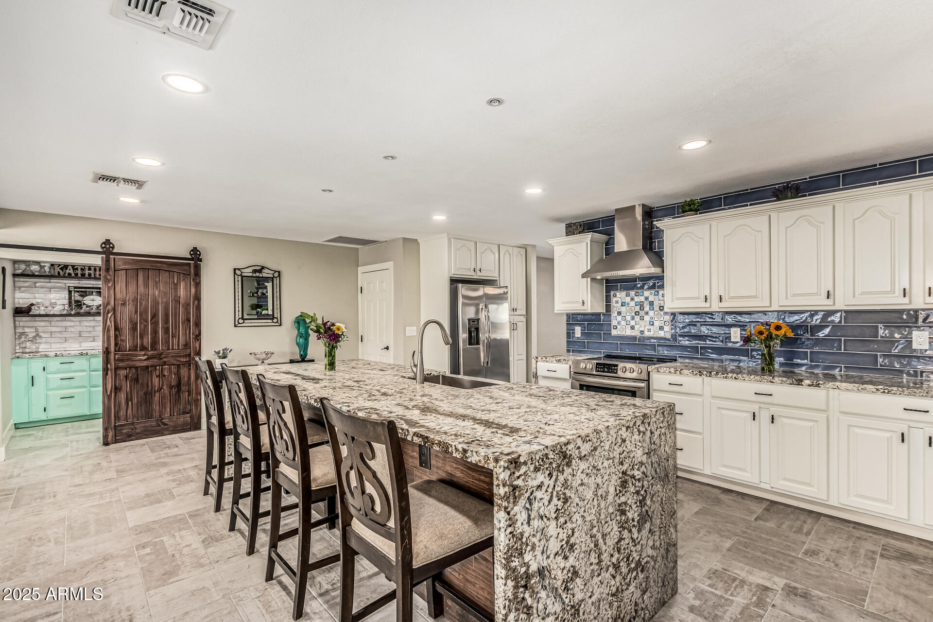 10235 W DESERT HILLS Drive