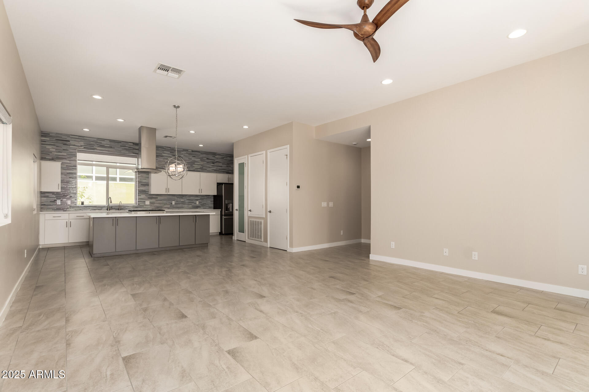 325 E CORONADO Road 10