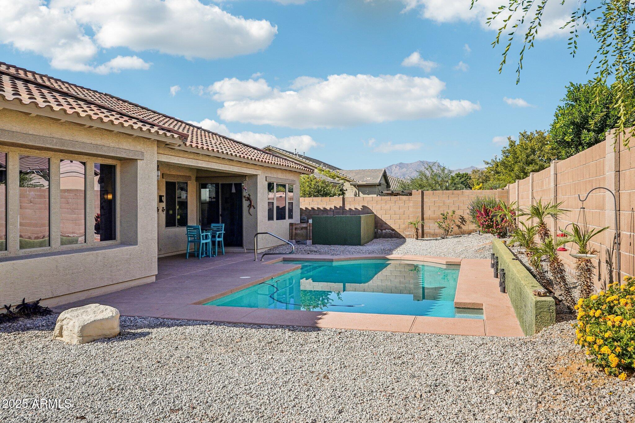 18310 W ONYX Court