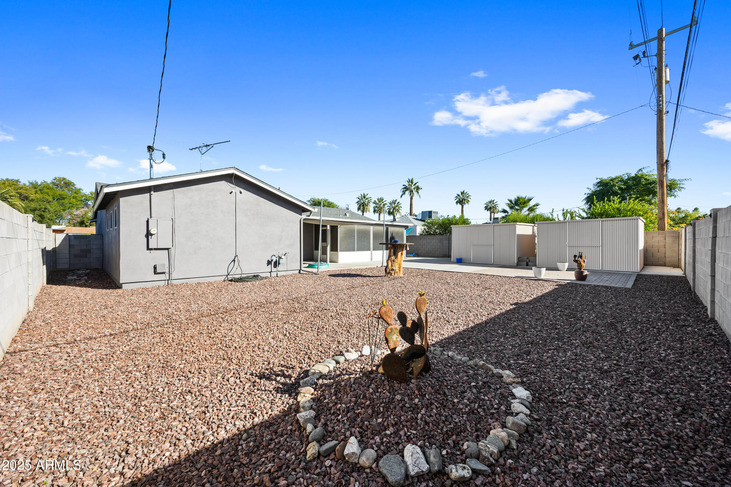 1601 W GLENROSA Avenue