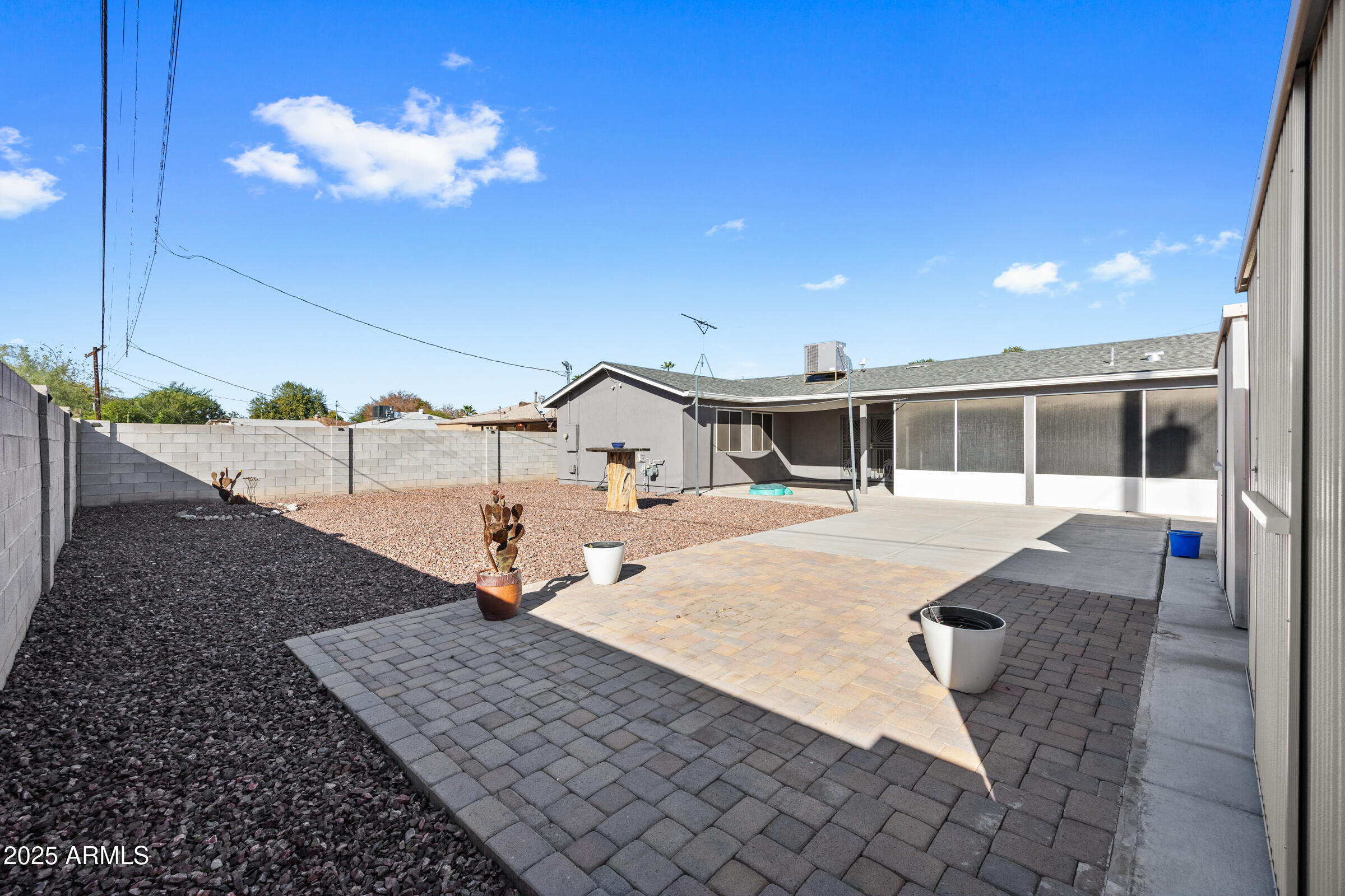 1601 W GLENROSA Avenue