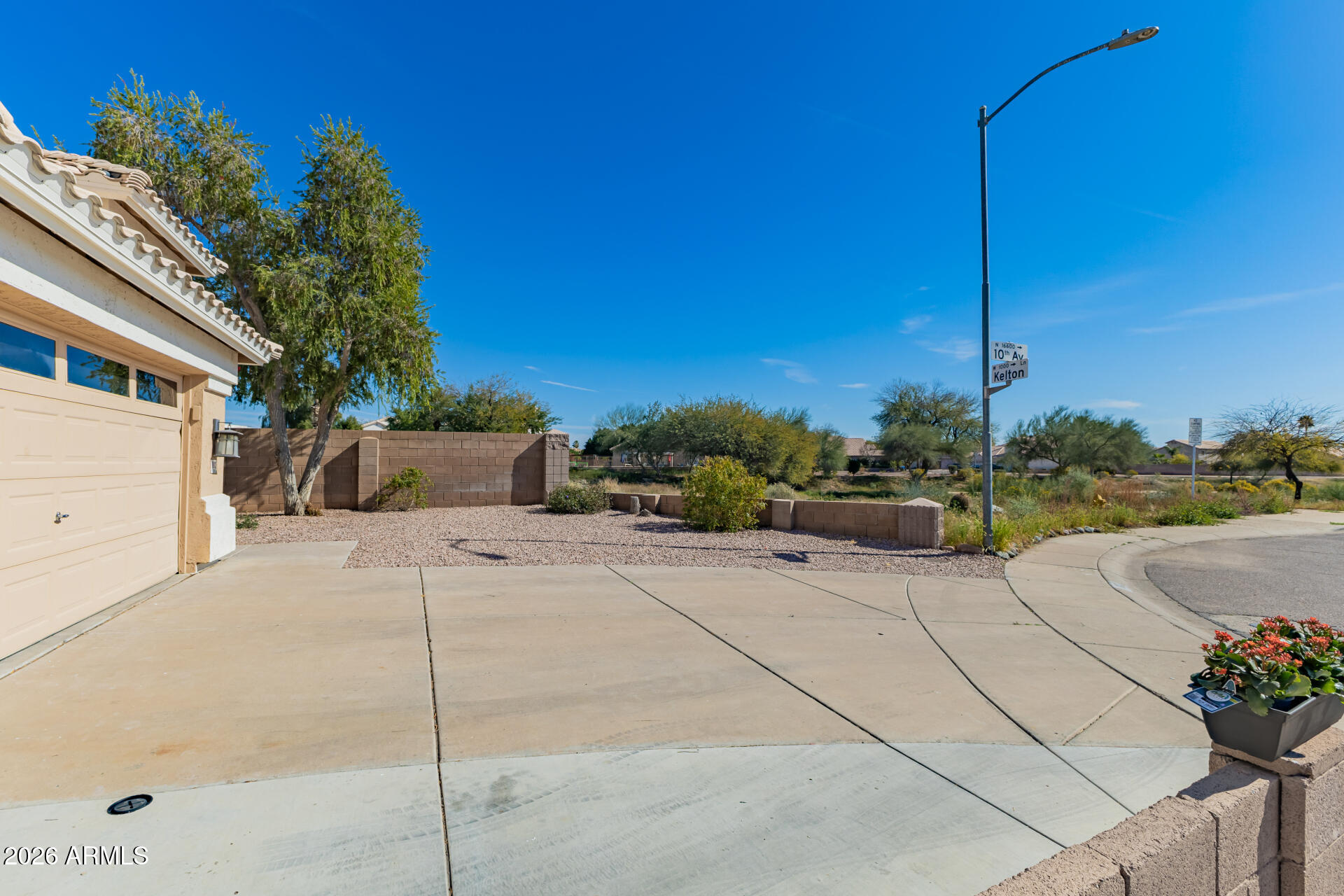 1002 W KELTON Lane