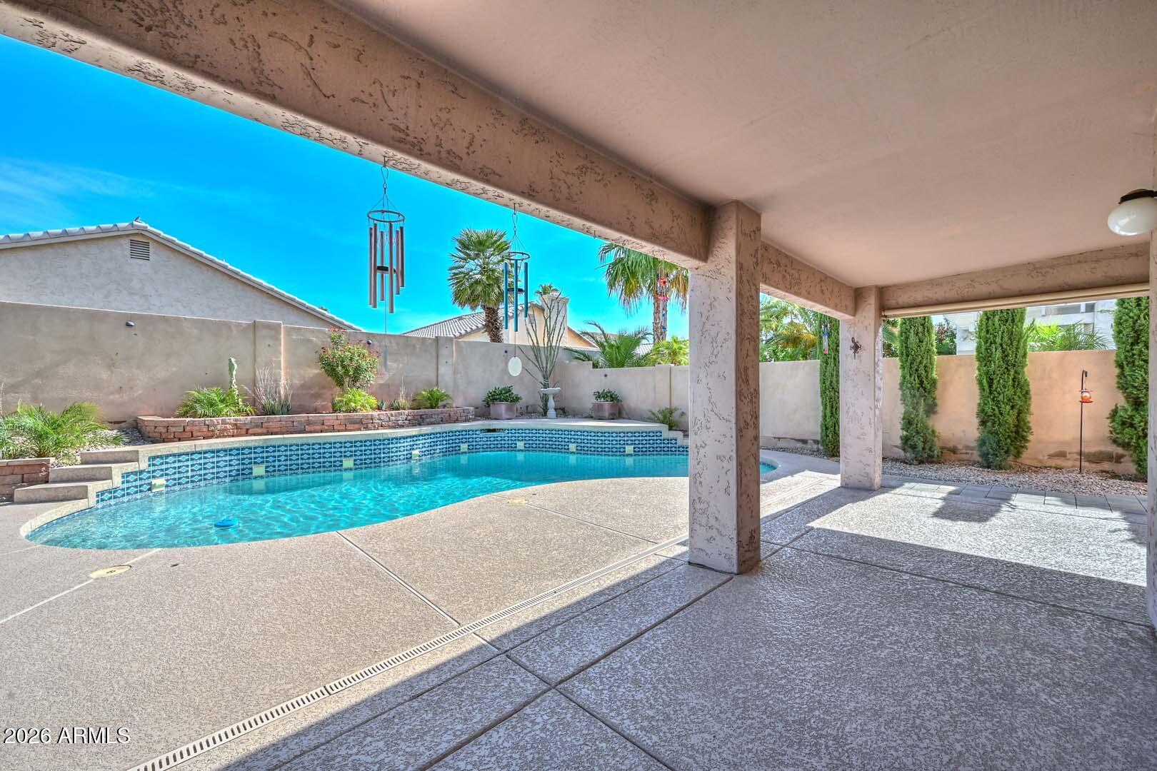 6624 W LOUISE Drive