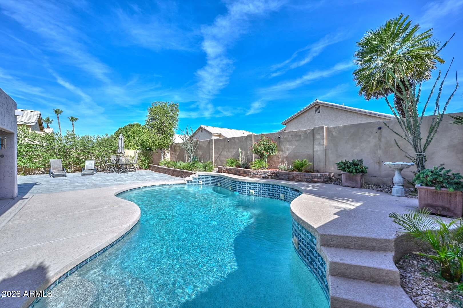 6624 W LOUISE Drive
