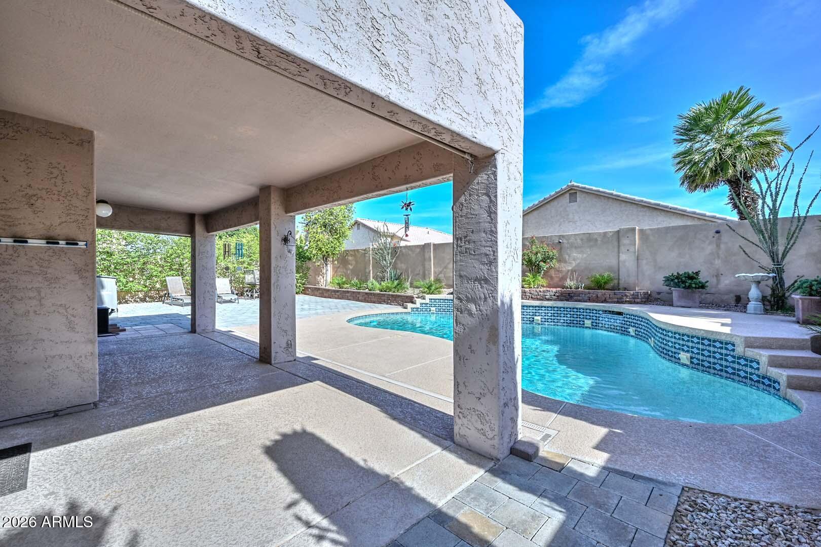 6624 W LOUISE Drive