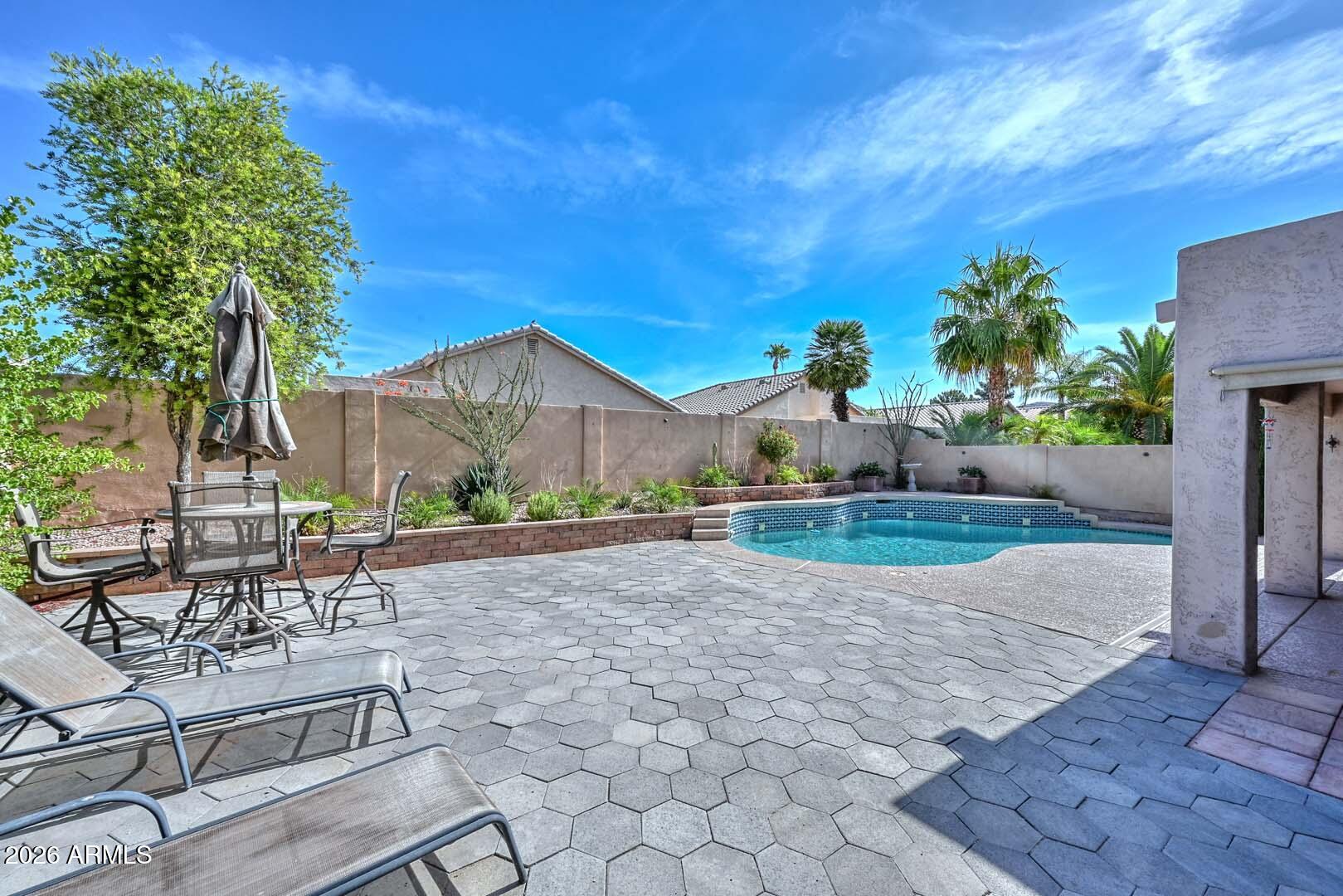 6624 W LOUISE Drive