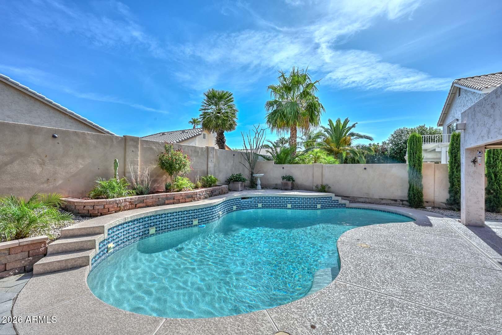 6624 W LOUISE Drive