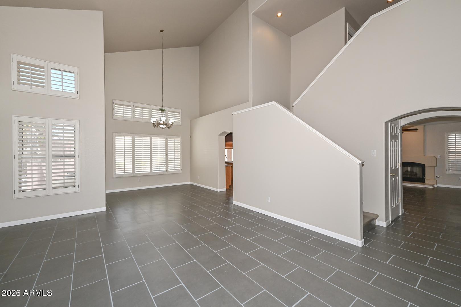6624 W LOUISE Drive