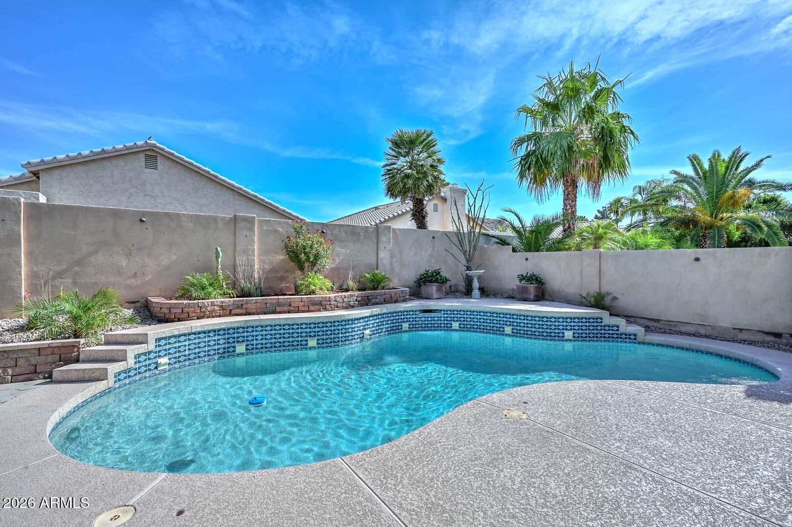 6624 W LOUISE Drive