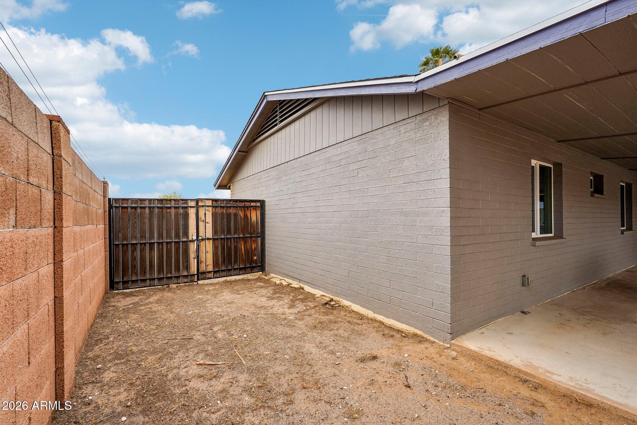 1902 W TOPEKA Drive