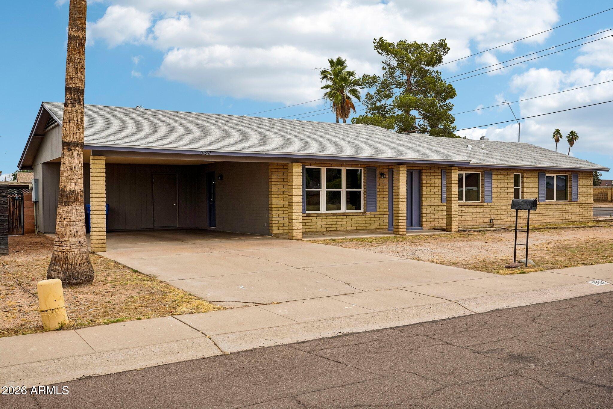 1902 W TOPEKA Drive