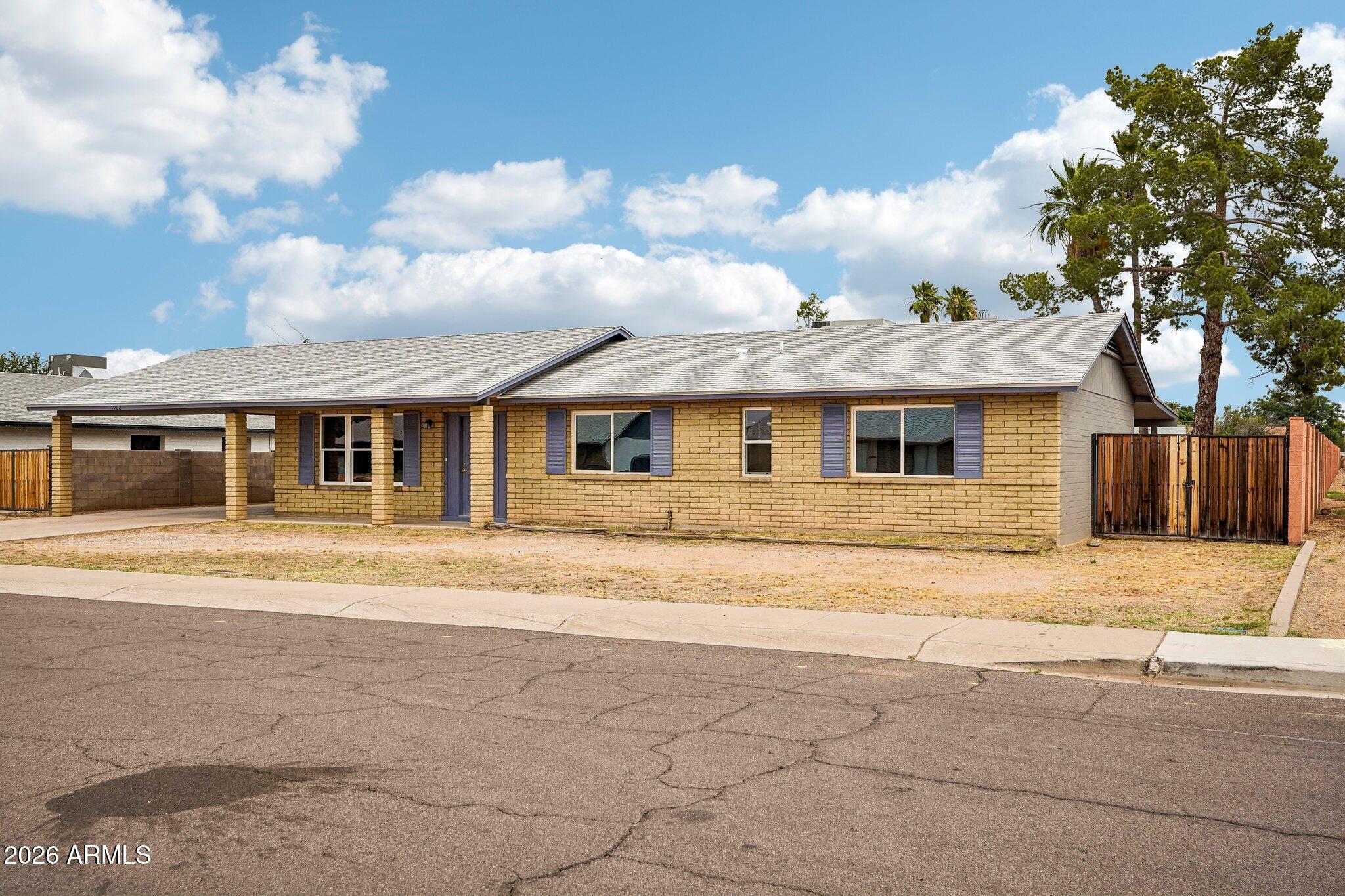 1902 W TOPEKA Drive