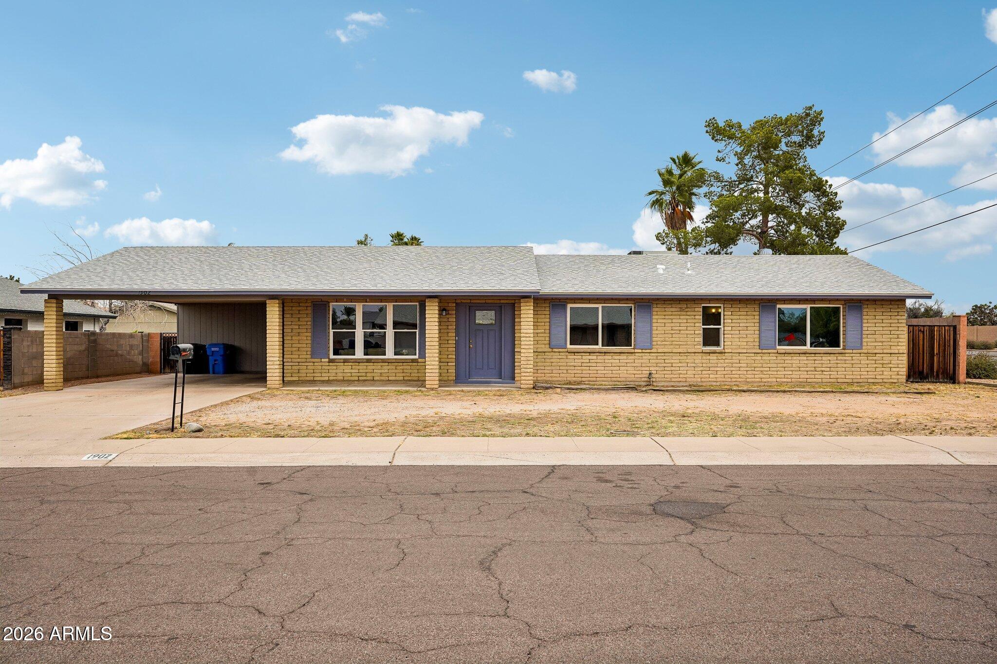 1902 W TOPEKA Drive