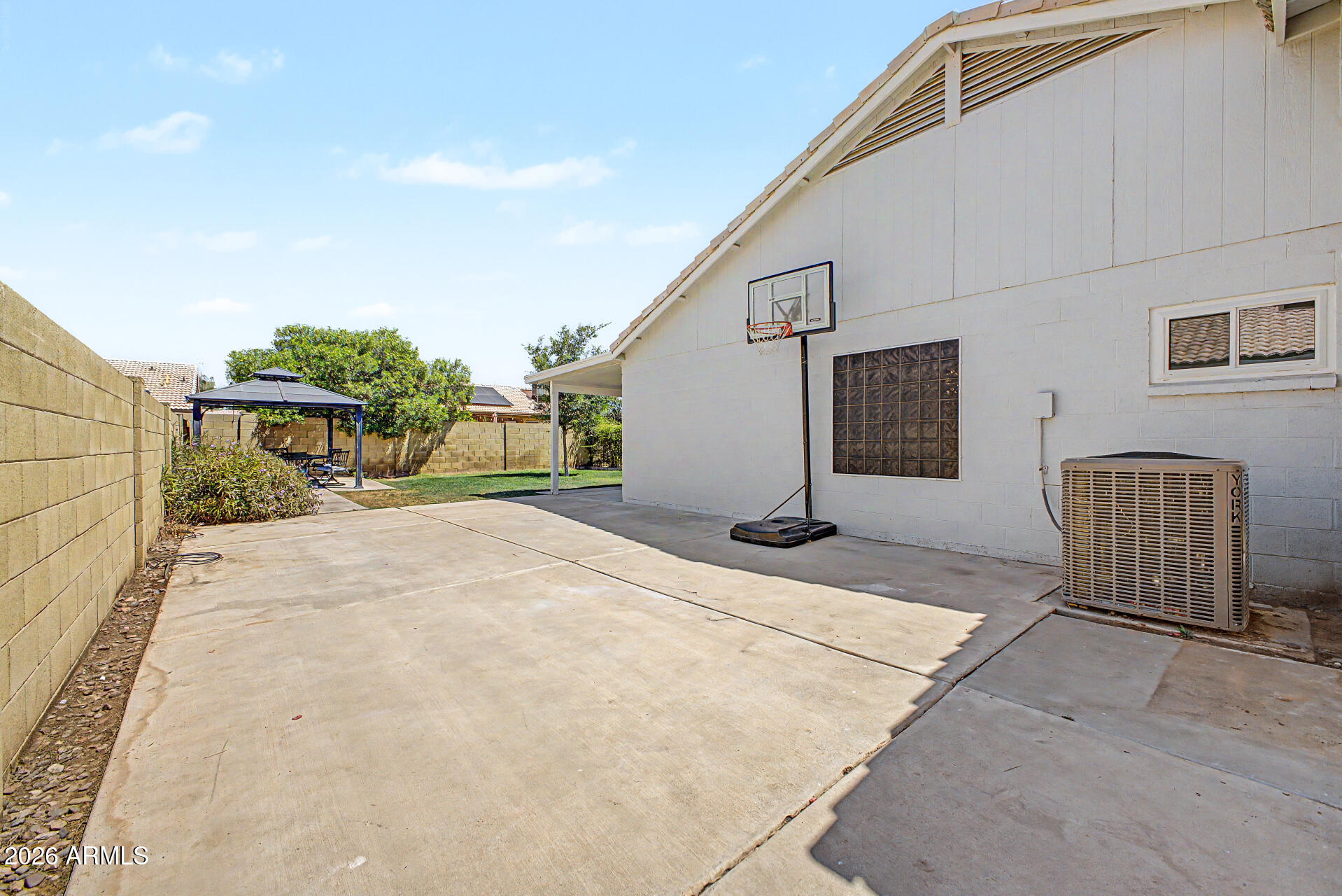 7526 W CORRINE Drive