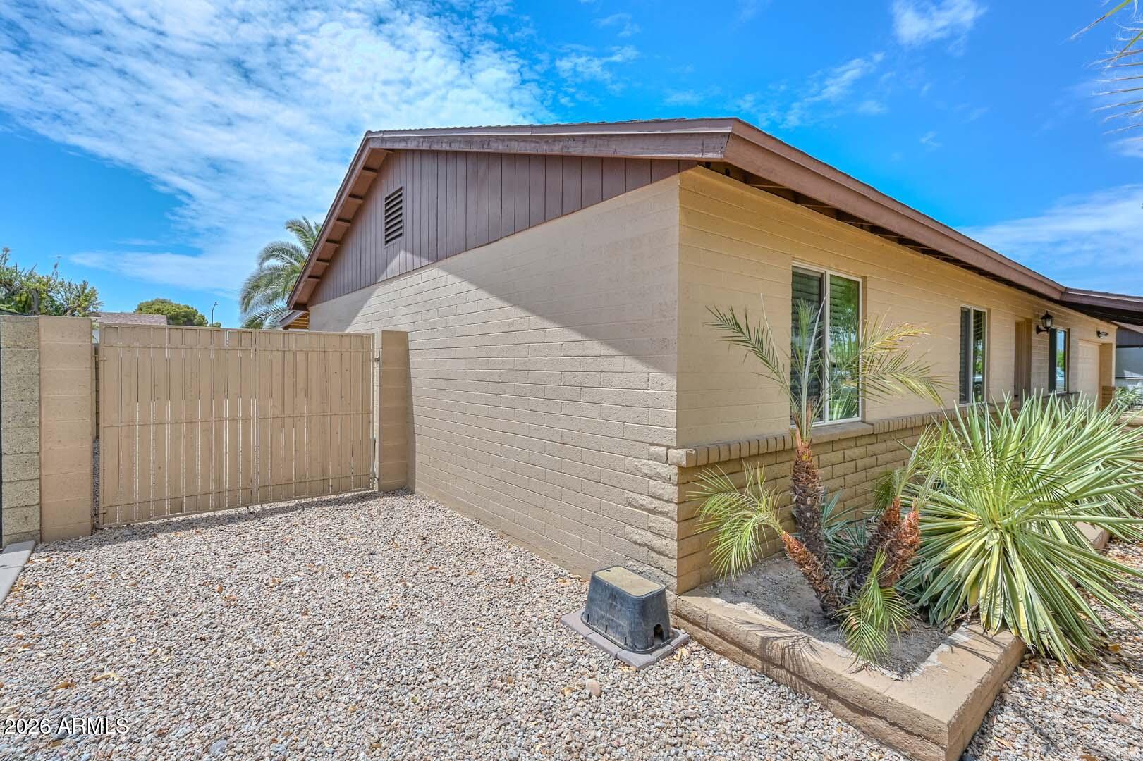 3957 W DESERT HILLS Drive