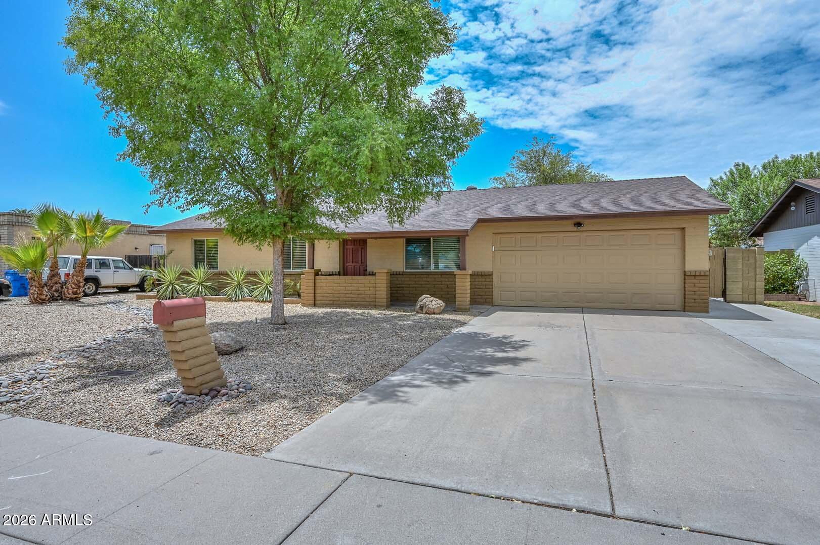 3957 W DESERT HILLS Drive